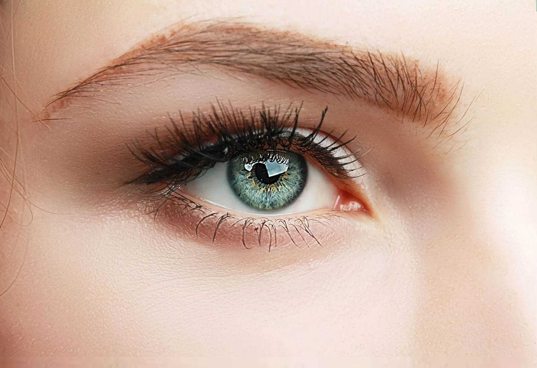 Auge mit gefärbten Wimpern